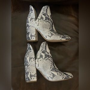 Steve Madden Women's Rookie Boot Size 7.5 Block Heel Black Gray Snakeskin Vegan